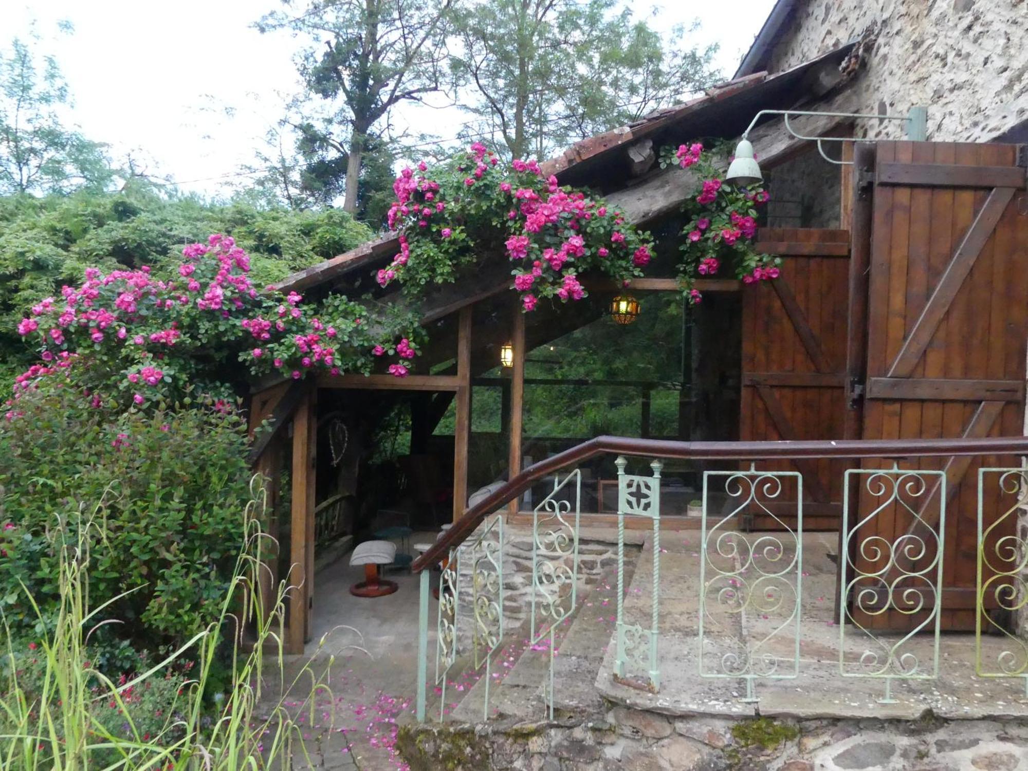 Au Coeur Des Loges Bed & Breakfast Saint-Bonnet-de-Bellac Exterior foto